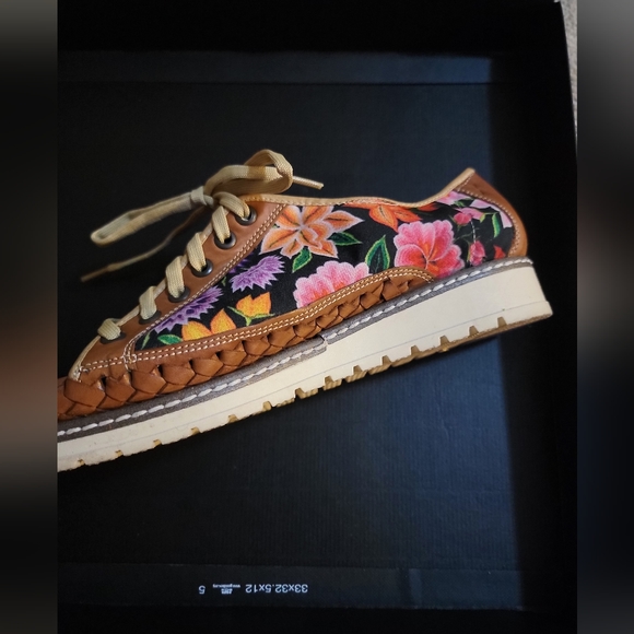 Womens size 9 huraches - Picture 3 of 3